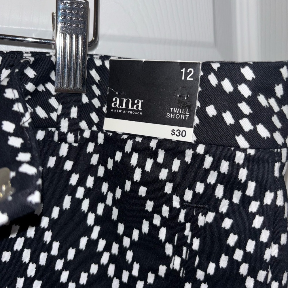 Women's SZ 12 Summer Shorts 2 Pairs - Picture 2 of 7